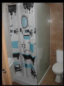 翁蒂年特Habitacions Casa Roberto的带淋浴帘和卫生间的浴室