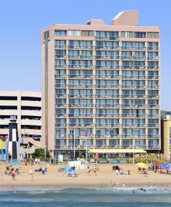 弗吉尼亚海滩弗尔赛欧度假酒店的海滩上一座大型建筑,海滩上的人