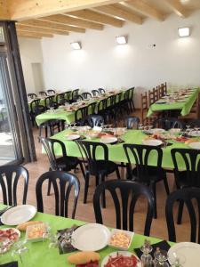 翁蒂年特Habitacions Casa Roberto的一间设有绿色桌椅的房间,并备有食物