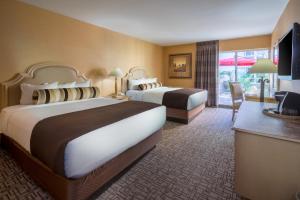 劳克林高登劳克林酒店的酒店客房设有两张床和电视。
