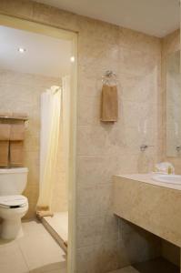 华雷斯城戴尔索尔别墅酒店的一间带卫生间和水槽的浴室