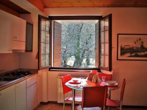 马尔切西内casa caberlon的厨房配有桌椅和窗户。