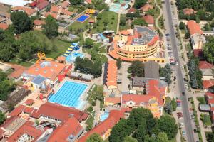 莫劳豪洛姆斗兽场酒店的享有带游泳池的度假村的空中景致