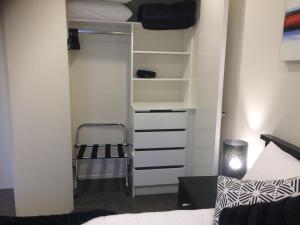皮克顿Crow's Nest的一间卧室配有衣柜、一张床和一把椅子