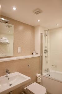 斯坦利Malvina House Hotel的浴室配有盥洗盆、卫生间和浴缸。