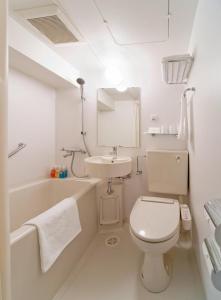 松山Smile Hotel Matsuyama的白色的浴室设有卫生间和水槽。
