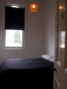 巴拉腊特西方巴拉瑞特酒店的一间卧室设有一张床和一个窗口