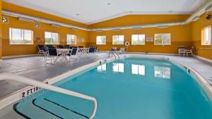 West Coxsackie贝斯特韦斯特新巴尔的摩酒店的一个带椅子和桌子的大型游泳池