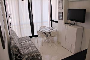 卡尔佩Apartamento Horizonte的客厅配有桌椅和电视。