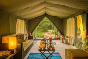 达瓦拉维Mahoora - Udawalawe by Eco Team的帐篷内的客厅,配有沙发和桌子