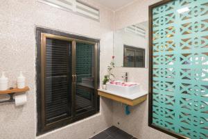 暹粒夏日幸福精品宾馆的一间带水槽和镜子的浴室