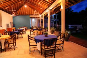 本托塔本托塔水滨度假酒店的用餐区配有桌椅和灯光