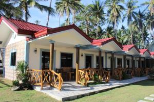 锡基霍尔阿罗哈海滨度假酒店的拥有一排桌子和棕榈树的度假村