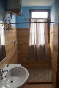 甘托克The Barfung Retreat的一间带卫生间、水槽和窗户的浴室