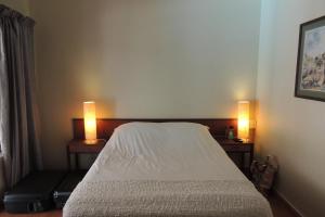 希尔克雷斯特布拉啃斯旅馆的一间卧室配有床,两台桌子上有两个灯