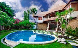 金巴兰阿比巴厘岛假日及别墅酒店的庭院中带游泳池的房子