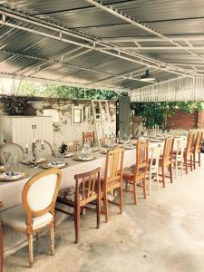 纽卡斯尔Olive Manor Guest House的一间带长桌和椅子的用餐室
