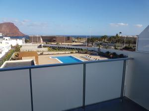 厄尔梅达诺Vista Montaña Roja Medano的享有游泳池景致的阳台