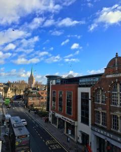 牛津背包客中央旅馆的一条拥有建筑和蓝天的城市街道