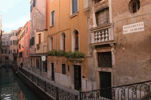 威尼斯坎达运河酒店的城市的运河,有建筑和水