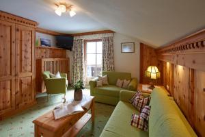 罗伊特金特霍夫酒店的客厅配有绿色沙发和椅子