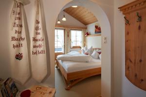 罗伊特金特霍夫酒店的一间卧室设有一张床和一个拱形门廊