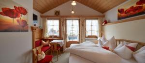 罗伊特金特霍夫酒店的卧室配有一张床、一张书桌和窗户。