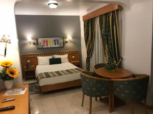 卡帕里卡海岸雷尔卡帕里卡酒店的酒店客房配有一张床铺和一张桌子。