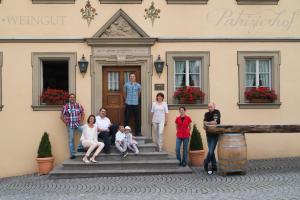 GroßlangheimDer Patrizierhof - Weingut Gasthof Hotel - Familie Grebner的一群人站在建筑物前面的台阶上