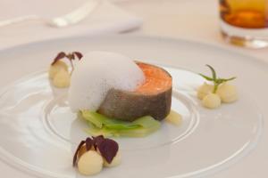 特里滕海姆Wein- & Tafelhaus的桌上的白盘子和甜点