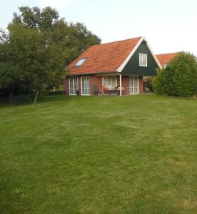 马尔克洛Villa Smalspoor的前面有绿色草坪的房子