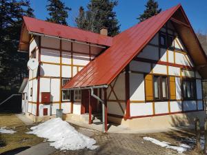 塔特兰斯卡科特利纳Vila Zdenka的一间红色屋顶的小房子