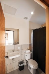 马那瓜马那瓜机场酒店的一间带卫生间和水槽的浴室