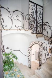 波西塔诺Casa Passalacqua的一个带镜子和植物的楼梯