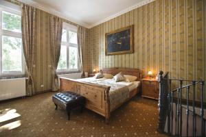波茨坦弗里茨别墅宾馆的一间卧室配有一张床、一把椅子和窗户。