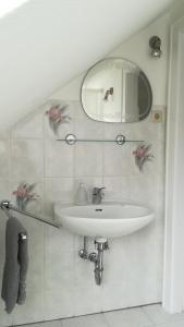 黑尔戈兰岛Haus Nautilus的白色的浴室设有水槽和镜子