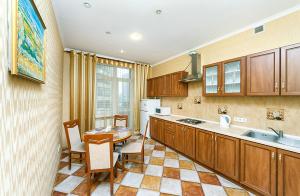 基辅Apartments in the center of Pechersk的厨房配有桌椅和水槽。