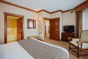 普莱西德湖普莱西德湖皇冠假日酒店的酒店客房,配有床和电视