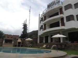 ChalhuancaSamay Wasi Hotel Chalhuanca的大楼前设有游泳池的酒店