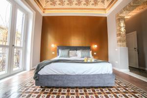 巴勒莫Family Affair Palermo的一间卧室设有一张带金色天花板的大床