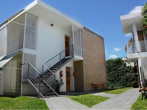 上格拉西亚努娜艾尼公寓的一栋白色的房子,在大楼旁边设有楼梯