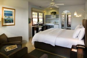 圣巴巴拉卡萨德尔玛酒店的一间带白色大床的卧室和一间厨房