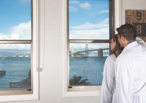 旧金山港苑酒店的一对夫妇从桥上望着窗户