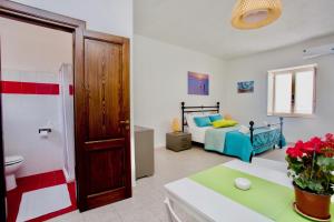 利帕里利帕里伊尔维里诺蓝光城市公寓的客房设有带一张床的卧室和一间浴室。