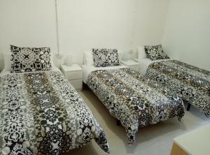 埃普拉特约布里加Casa Carmen Barcelona的一间客房配有两张床和一张沙发