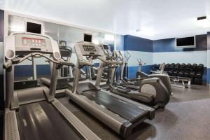 罗宾逊镇匹兹堡机场温德姆花园酒店的一间健身房,里面配有跑步机和机器