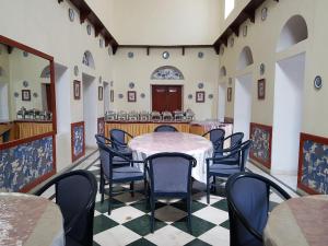 卜山Kesar Bhawan Palace的一间带桌椅的用餐室