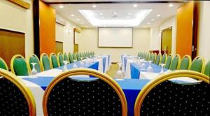 埃斯特利Hotel Hex Estelí的一间会议室,配有蓝色的桌子和椅子