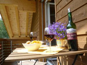 阿德尔博登Laubrinus的一张桌子,上面放着两杯葡萄酒和一碗食物