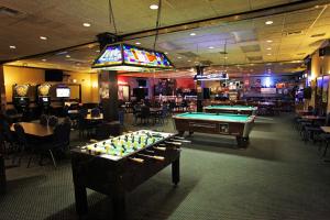 吉列吉列国民9号旅馆的一间设有台球桌和酒吧的客房